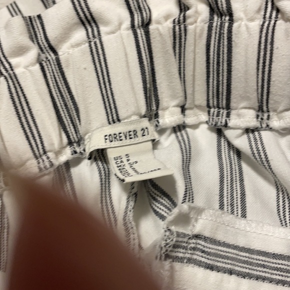 Small black and white pin stripe woman’s shorts - Picture 4 of 5